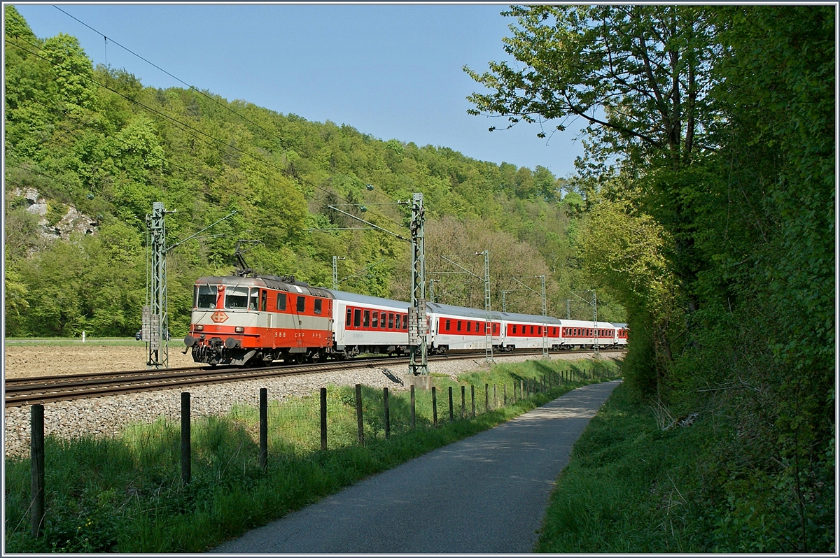 Streckenunterbrüche bei Rastatt mit einsprechendem Umleitungsverkehr sind nicht neu, wie dieses Bild zeigt: Durch den Neubau bzw. Einfügen der Murgbrücke über die Ostertage wurde der CNL 1258 von Berlin Lichtenberg nach Zürich HB über die Gäubahn umgeleitet. Das Bild zeigt den Zug bei Thayingen, nachdem in Singen die SBB Re 4/4 II 11109 den Zug übernommen hat. 
22. April 2011