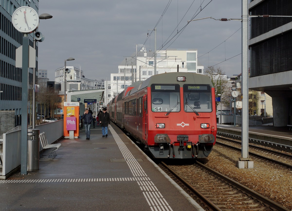 SZU: Ab Zürich HB verkehren die Züge der SZU als S 4 nach Langnau Gattikon und Sihlwald sowie als S 10 auf den Uetliberg. Triebzug der S 4 nach Langnau Gattikon mit unpassendem Steuerwagen bei einem Zwischenhalt in Zürich Saalsporthalle am 23. Januar 2016.
Foto: Walter Ruetsch