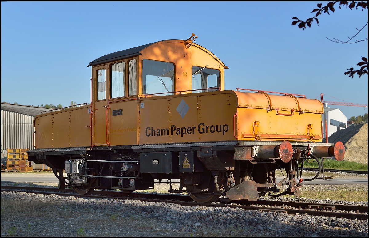 Ta 2/2 'Marie' der Papierwerke Cham in Frauenfeld geparkt. Die historische Akkulok wartet auch heute noch auf ein neues Betätigungsfeld, nachdem ihr Industriebetrieb längst Immobilienhaien zum Opfer gefallen ist. Mai 2016. 