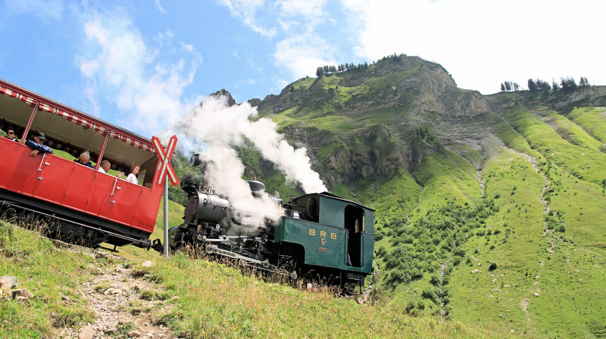 Talfahrt - BRB Lok 6 im Abstieg Richtung Planalp. 3.August 2023 
