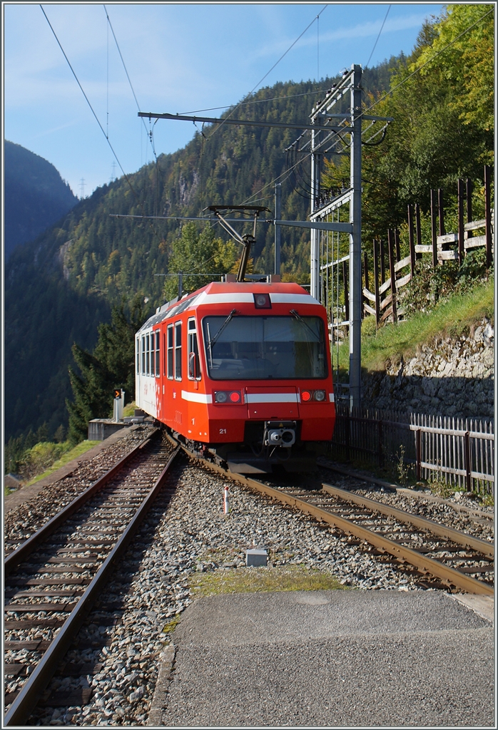TMR (M-C) BDeh 4/8 21 (SNCF Z800 UIC N� 90 85 838 0821-1 CH-TMRSA) verl�sst Le Tretien Richtng Le Ch�telard Fronti�re.
03. Okt. 2014