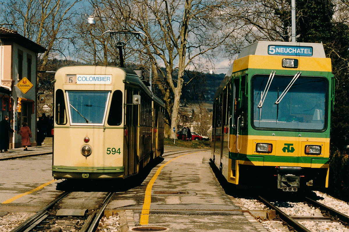 TN/TRN: Gemischter Trambetrieb mit dem Be 4/6 594, ehemals Genua und einem neuen Pendelzug in Colombier im Jahre 1985.
Foto: Walter Ruetsch