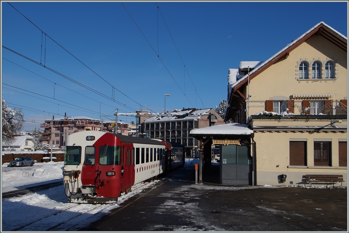 TPF Regionalzug nach Pal�zieux im Bahnhof von Ch�tel St-Denis.
21. Jan 2015
