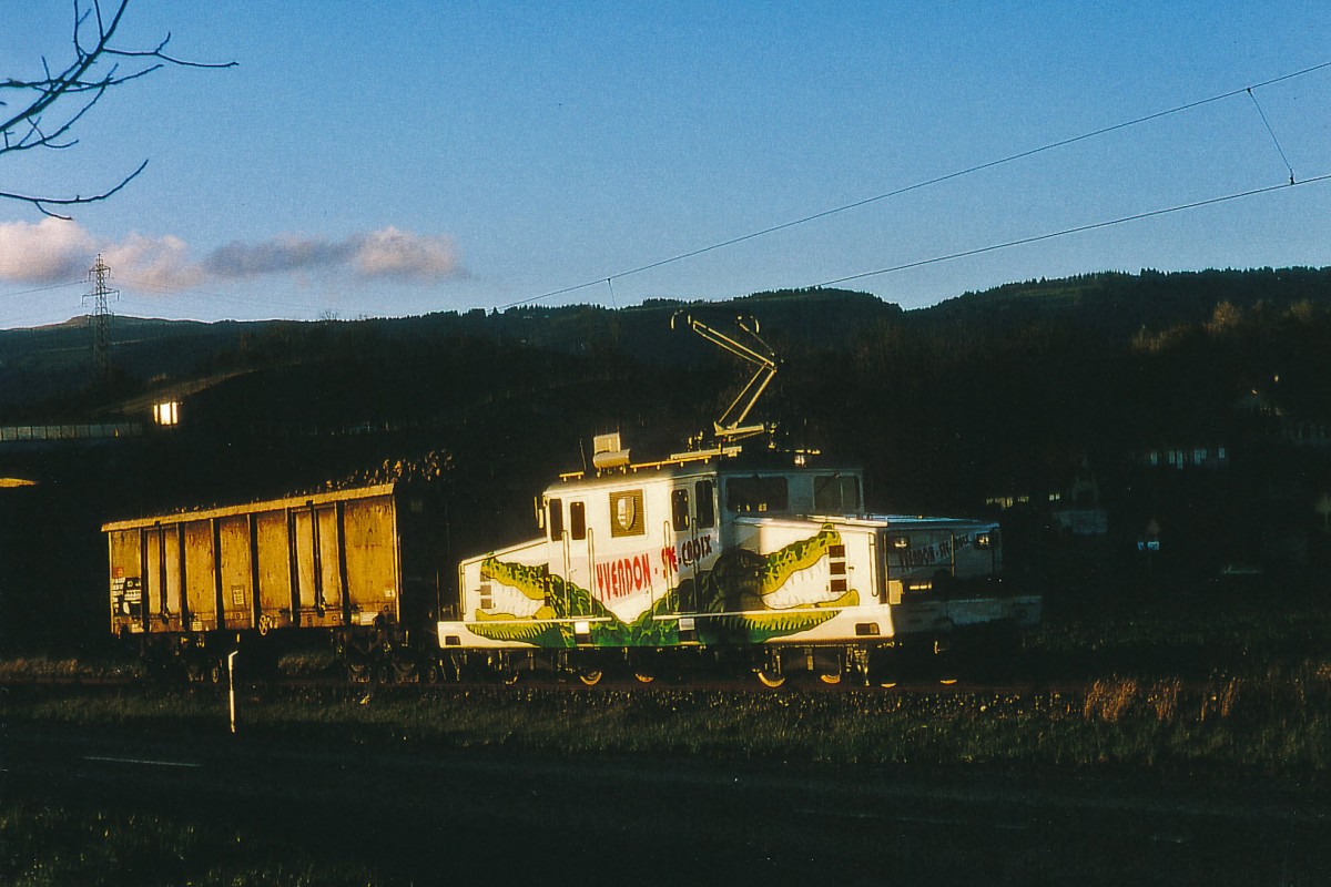 TRAVYS/YStC: Zuckerrübenzug mit der Ge 4/4 21 (1950) auf der Fahrt nach Yverdon-les-Bains. Die Aufnahme ist im allerletzten Abendlicht bei Vuitebouef im Oktober 1996 entstanden. Zur Zeit wird die einzige Lok der YStC-Bahn nur noch für Rangierarbeiten in Yverdon sowie die Führung des Schneepfluges eingesetzt.
Foto: Walter Ruetsch 