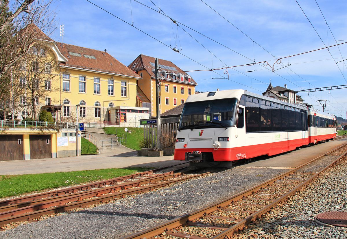 Triebwagen 6 mit Salon-Steuerwagen ASt 21 in La Sagne, 21.April 2016. 