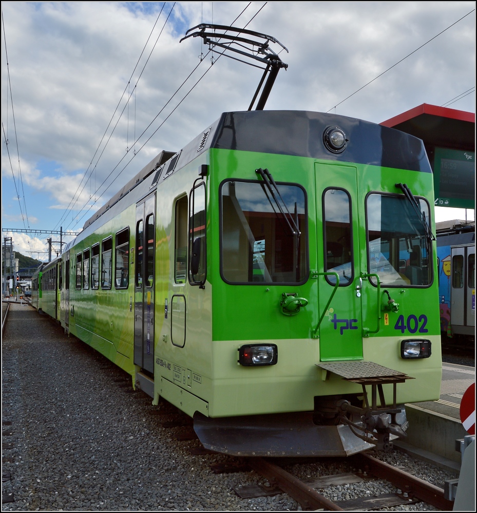 Triebwagen BDe 4/4 402 der Aigle–Ollon–Monthey–Champ�ry-Bahn (ASD), heute unter dem Dach der Transports Publics de Chablais (TPC). Aigle, August 2014.