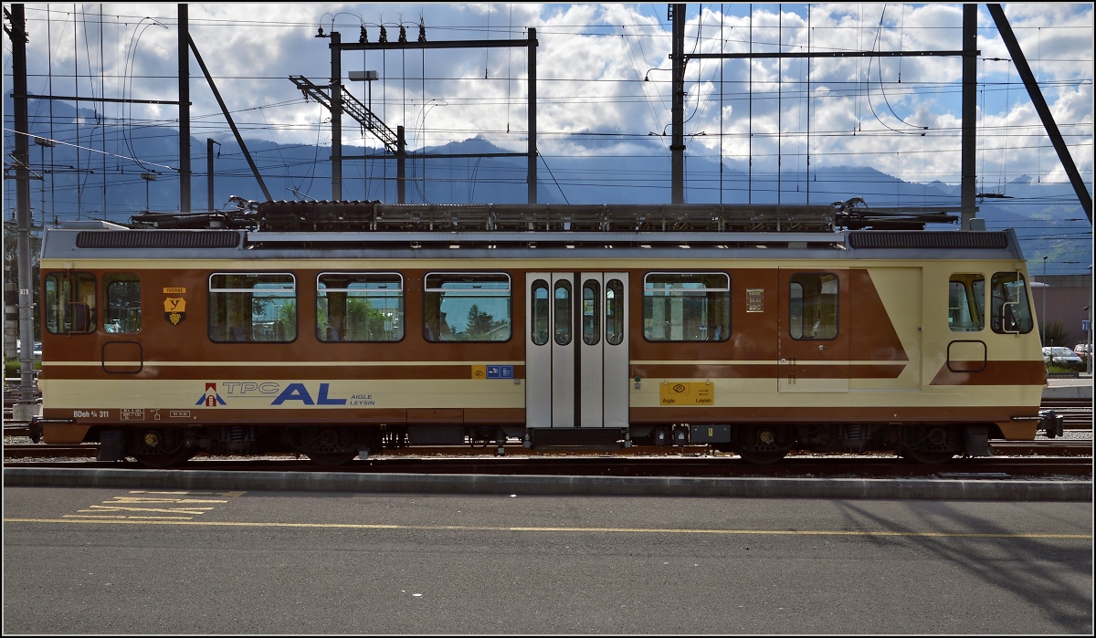 Triebwagen BDeh 4/4 311 der Aigle-Leysin-Bahn (AL), der Wagen scheint beiderseits einen F�hrerstand zu haben, obwohl er asymetrisch f�r den Betrieb mit einem Steuerwagen gebaut wurde. Aigle, August 2014.