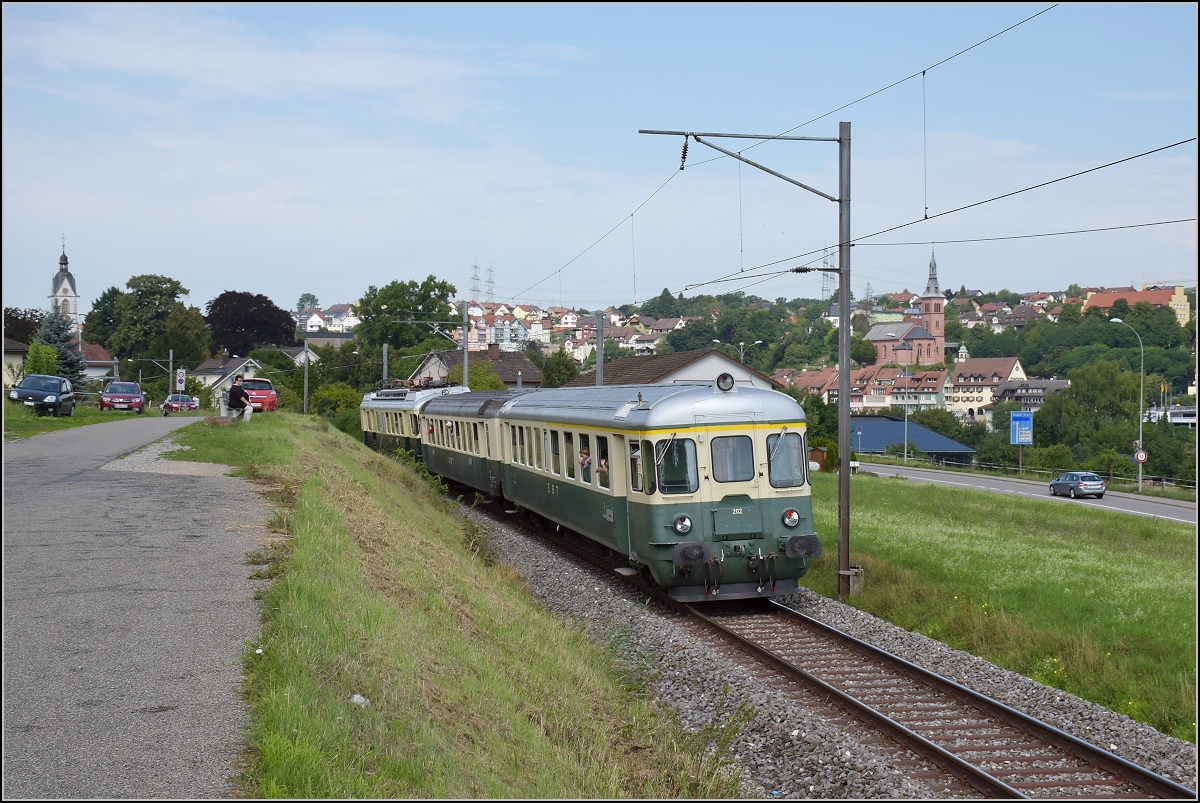 Triebwagentreffen Koblenz 2017. Der Steuerwagen ABt 202 am Zugschluss hinter BDe 4/4 201 im Kleid der EBT bei Laufenburg. Im Hintergrund auf deutscher Seite die gleichnamige Schwesterstadt zu sehen. August 2017.