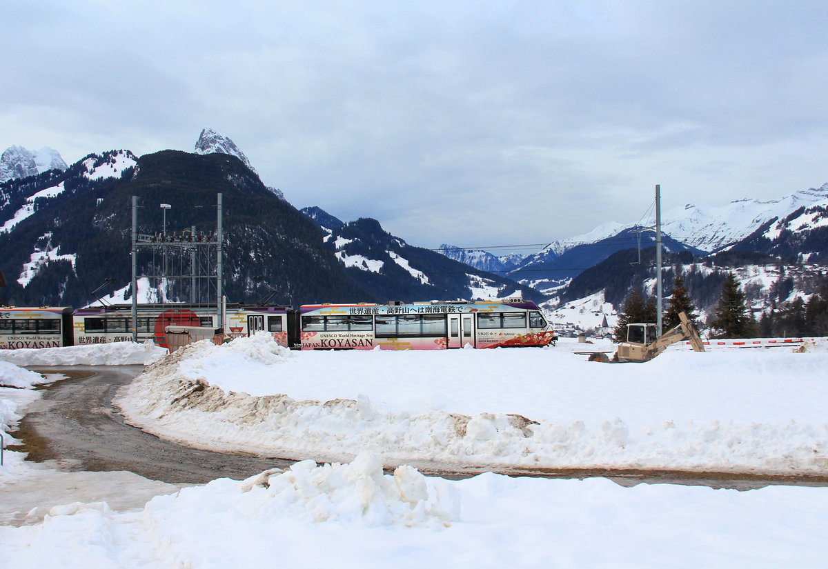 Triebzug 5002 in Gruben, mit Blick hinunter auf Dorf und Kirche von Saanen. 4.Februar 2021  