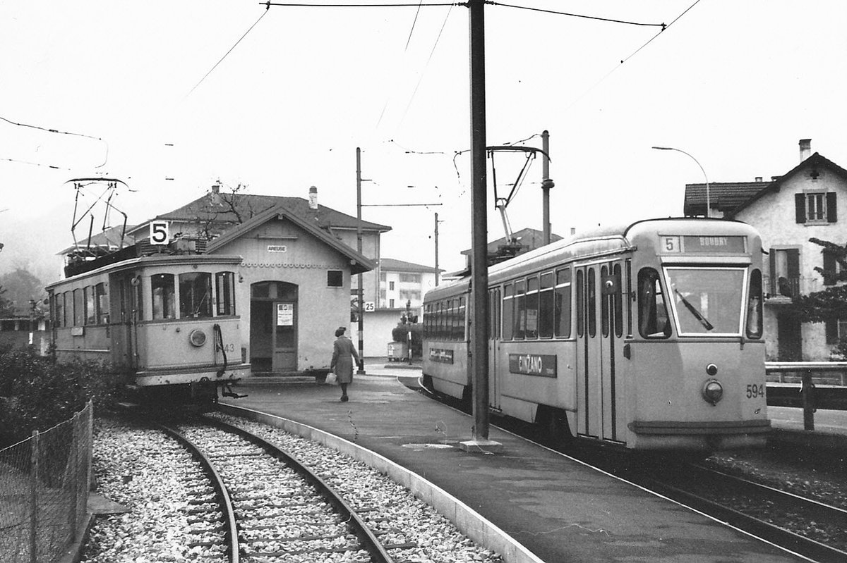 TRN/TN: Begegnung von Tramz�gen (Morwagen 43 und Be 4/6 594, ehemals Genua) nach Cortaillod und Boudry in Areuse im Jahre 1979.
Foto: Walter Ruetsch