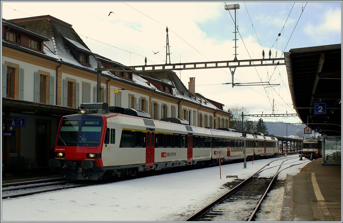Trotz etwas verschlankten Gleisanlagen bietet Le Locle auch heute noch abwechslungsreiche Fotomöglichkeiten:
Ein zum Aufnahmezeitpunkt neuer, und noch ziemlich seltener,  Domino  wartet auf die Abfahrt nach Neuchâtel.
18. Jan. 2010