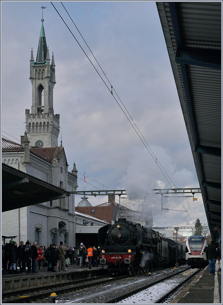 Trotz ihrer grundsätzlichen Andersartigkeit passen Bahnhof und Lok perfekt zusammen.
Konstanz, den 9. Dez. 2017