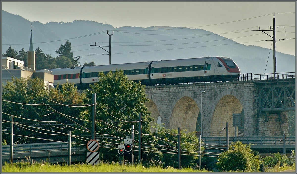 Trotz nicht �berzeugender Bildqualit�t zeigt dieses Bild doch eindr�cklich die Linienf�hrung der MLB bei der �berquerung der SBB Strecken  Biel - Soloturn in Grenchen.
26. Juli 2009
