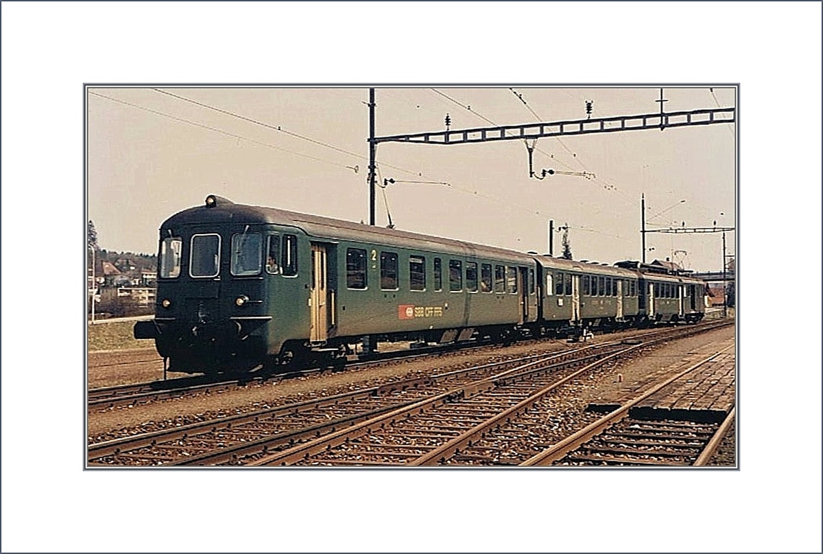 Trotz schlechter Bildqualität vermitteln diese kleine Bildserie recht eindrücklich die Nebenbahnstimmung einer Landstation in den 1980ern: Ein Regionalzug von Aarau nach Zofignen
erreicht Safenwil.
März 1985