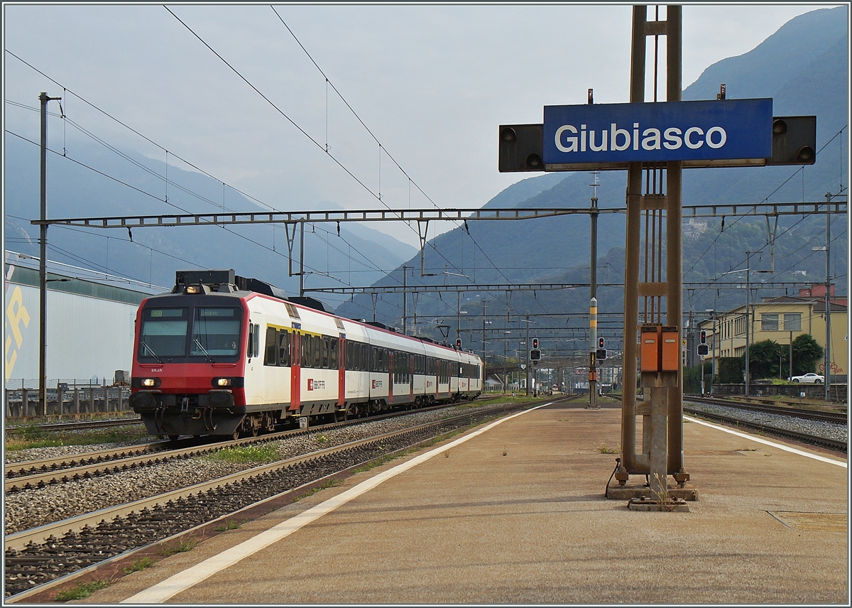 Trotz der vielen TILO Flirts, werden einige wenige Umläufe mit RABe 560 Domino Zügen abgedeckt, so wie zum Beispiel diese S20 nach Locarno bei der Einfahrt in Giubiasco. 
24. Sept. 2014