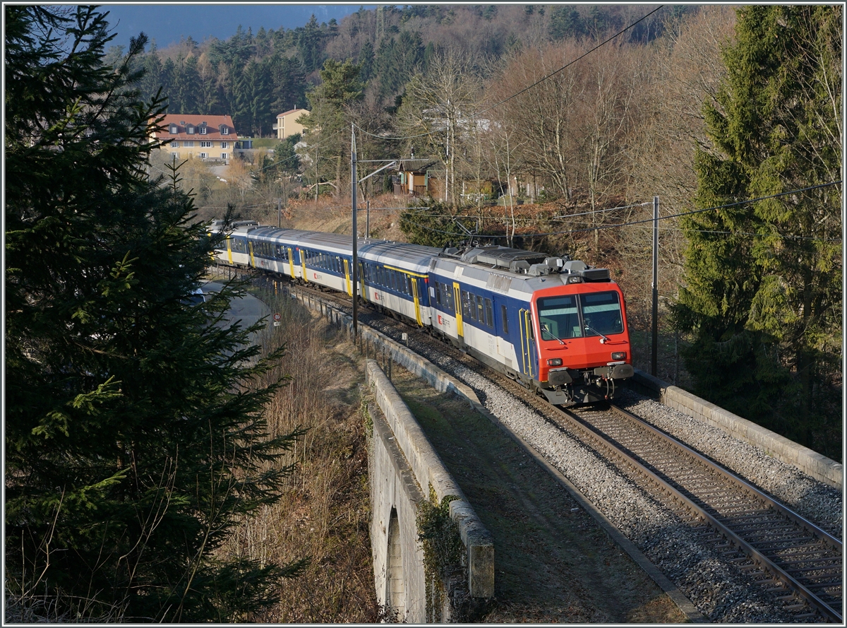 Überraschend begegnete mir dieser NPZ, ein RBDe 562 auf Leerfahrt, bei Chambrelien und brachte etwas Farbe ins in den jungen Frühling.
18. März 2016