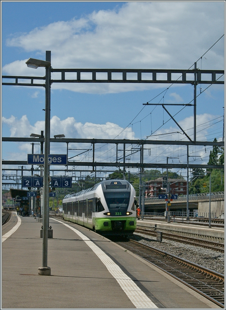 Überraschend bekamm ich kurz den TRN-Flirt bei der Durchfahrt in Morges zu sehen. 
27. Juni 2015