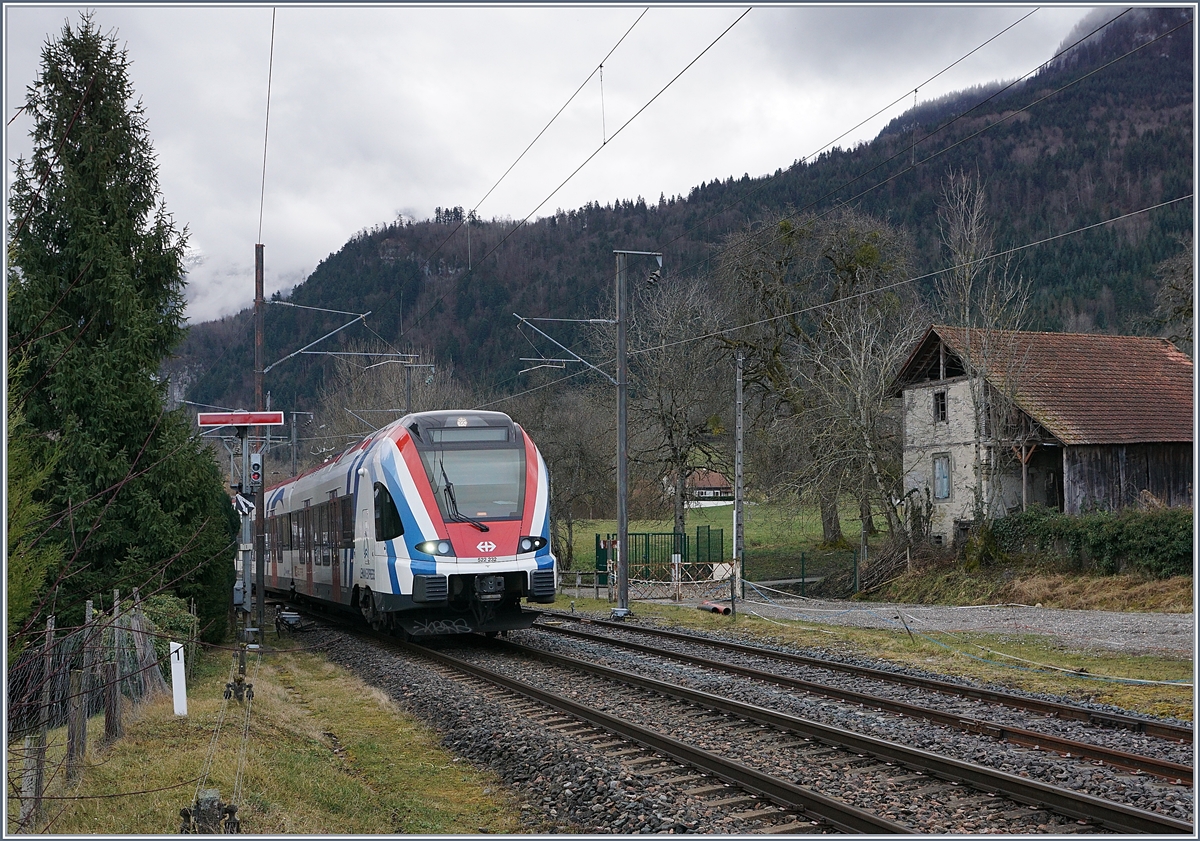 Überraschend freundlich empfangen wurde ich auf dem für Publikumsverkehr geschlossenen Bahnhof Saint Laurent, als ich schüchtern fragte, ob ich auf dem noch vorhanden (und zugänglichen) Bahnstieg ein Foto machen dürfe. Und so entstand dieses Bild des in Saint-Laurent eintreffenden SBB RABe 522 232 der als SL2 23416 von Coppet (ab 8:19) nach Annecy (an 10:16) unterwegs ist und sich beim Ausfahrsignal der Gegenrichtung zeigt.

21. Februar 2020