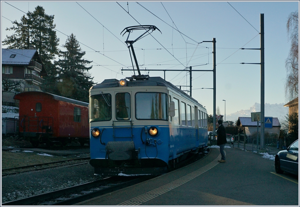 Überraschend fuhr mir am 13. Feb. der MOB ABDe 8/8 4002  VAUD , miteienm AB zusammen untewegs von Zweisimmen nach Montreux als Regionalzug 2209, bei Fontanivent vor die Kamera.
13. Feb. 2018