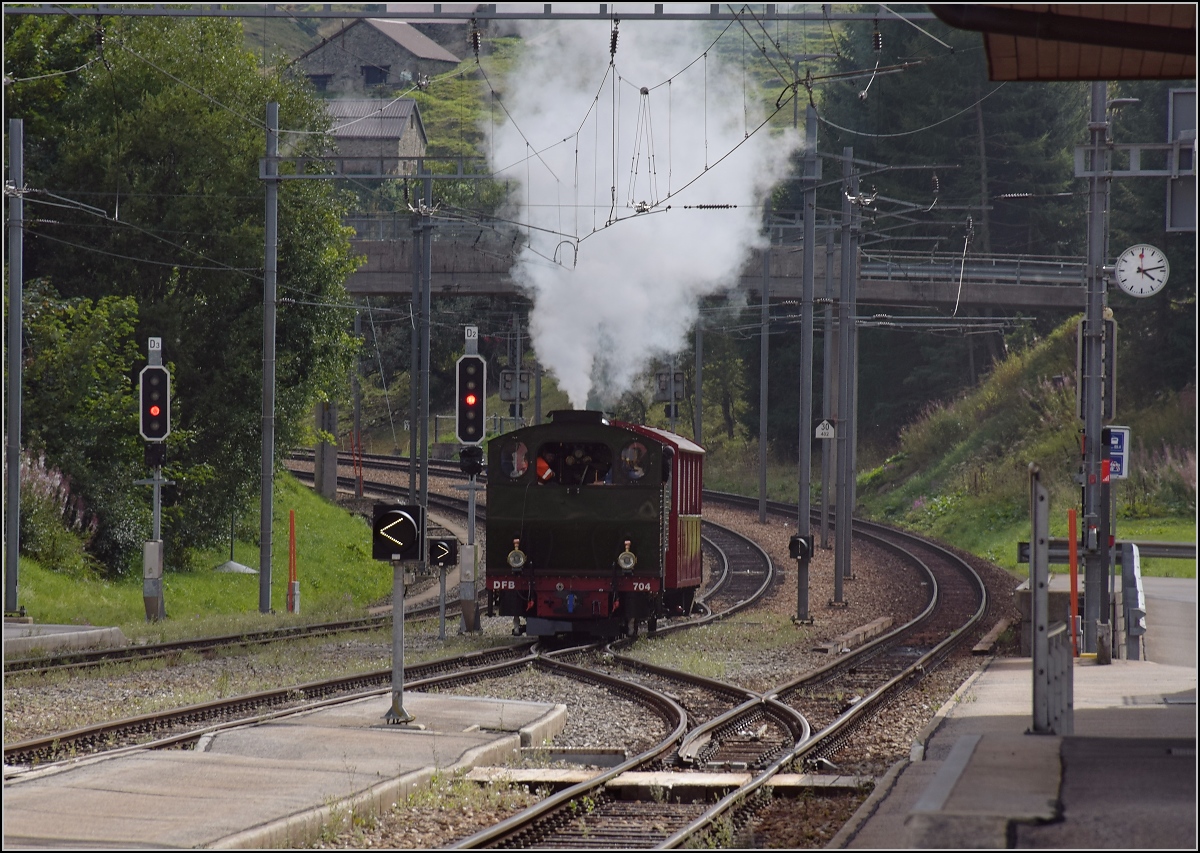 Überraschung in Realp. Schon von weit oben sah man es dampfen. In der Mitte der Woche könnte es sich nur um eine Besonderheit handeln. Unten nähert sich die Vietnamesin HG 4/4 704. Nach wirklich unzähligen Arbeitsstunden war sie kurz vor der Abnahme zu letzten Bremsproben unterwegs. September 2018.