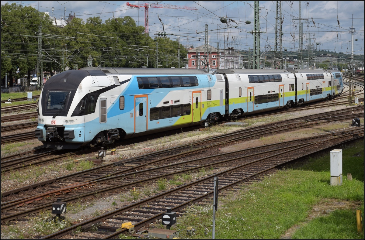 Überraschung in Singen. Es wird offensichtlich Ernst mit den Westbahn-Kiss auf der Gäubahn. 93 85 4110 012-0 CH-DB fährt von Schaffhausen nach Singen ein. August 2020.