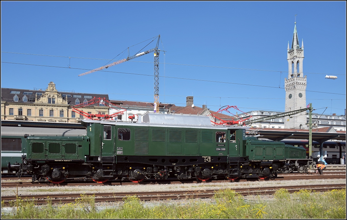Überraschung. Zwei Krokodile suchen Konstanz heim, auf ihrem Weg nach Göppingen. Hier im Fokus E 94 088. September 2019.