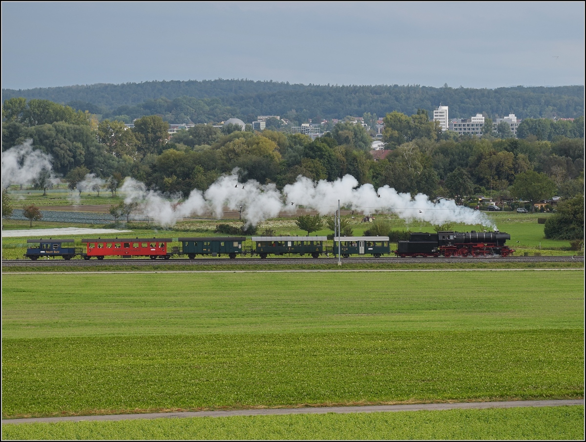 Uferdampffahrten mit Aushilfskraft 23 058.

Bei diesem wilden angehängten Sammelsurium runzelt selbst eine erfahrene Personenzuglok wie die 23 058 die Stirn. Hinter der Lok ein Wagen der RHB mit Speichenrädern, dann ein Plattformwagen 3. Klasse der SBB, ein Packwagen der MThB, ein vierachsiger Plattformwagen der MThB und ein umgebauter Güterzugbegleitwagen Sputnik der SBB. Tägerwilen, September 2021.