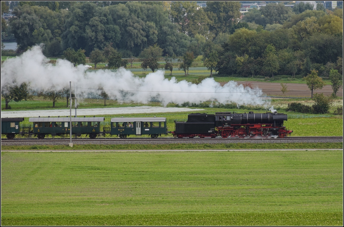 Uferdampffahrten mit Aushilfskraft 23 058.

Bei diesem wilden angehängten Sammelsurium runzelt selbst eine erfahrene Personenzuglok wie die 23 058 die Stirn. Tägerwilen, September 2021.