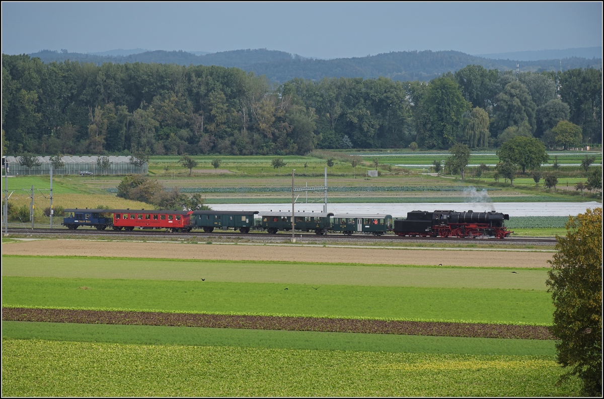 Uferdampffahrten mit Aushilfskraft 23 058.

Bei diesem wilden angehängten Sammelsurium runzelt selbst eine erfahrene Personenzuglok wie die 23 058 die Stirn. Tägerwilen, September 2021.
