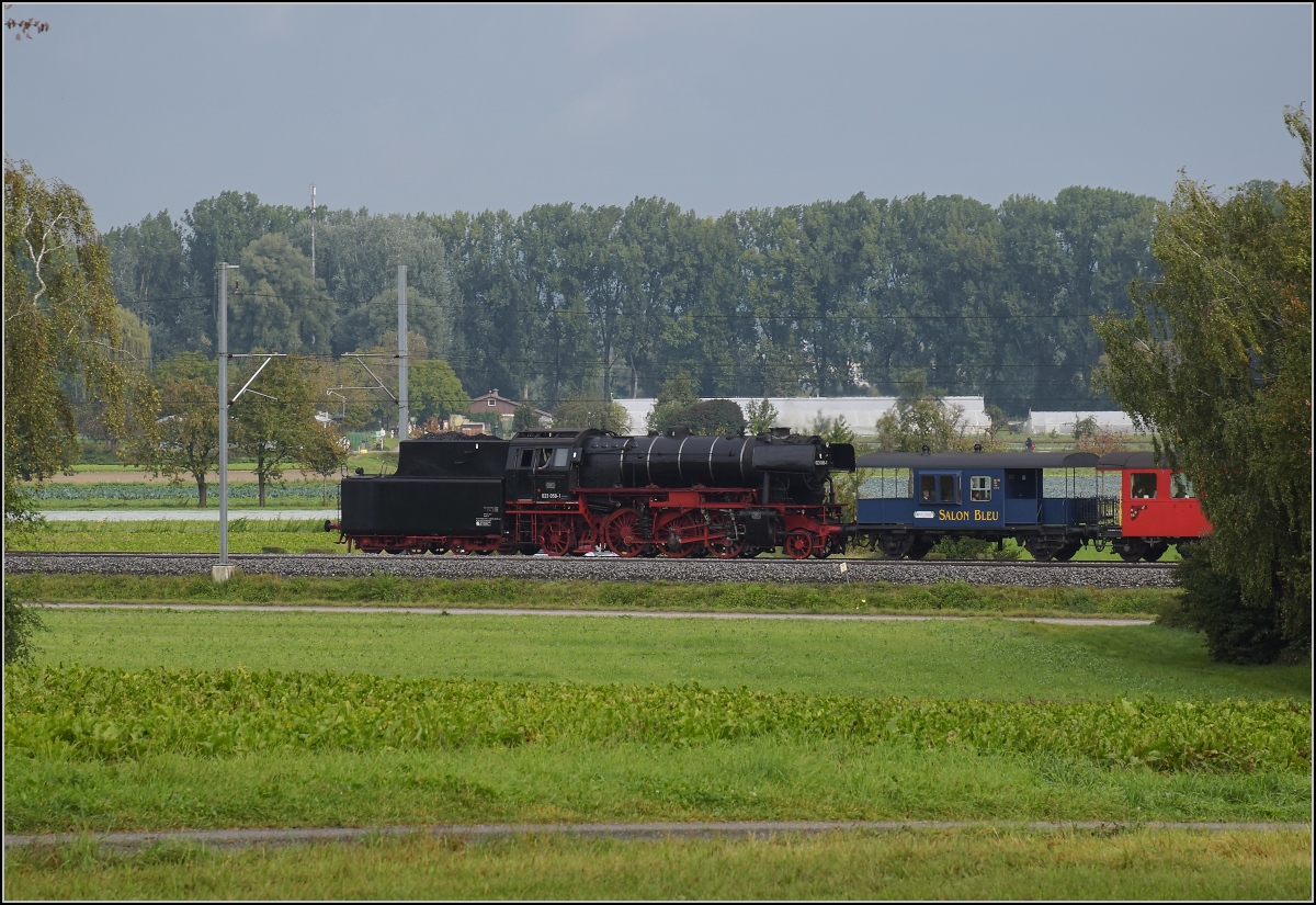 Uferdampffahrten mit Aushilfskraft 23 058.

Die 23 von Eurovapor und der zum Salon Bleu umgebaute Sputnik. Tägerwilen, September 2021.