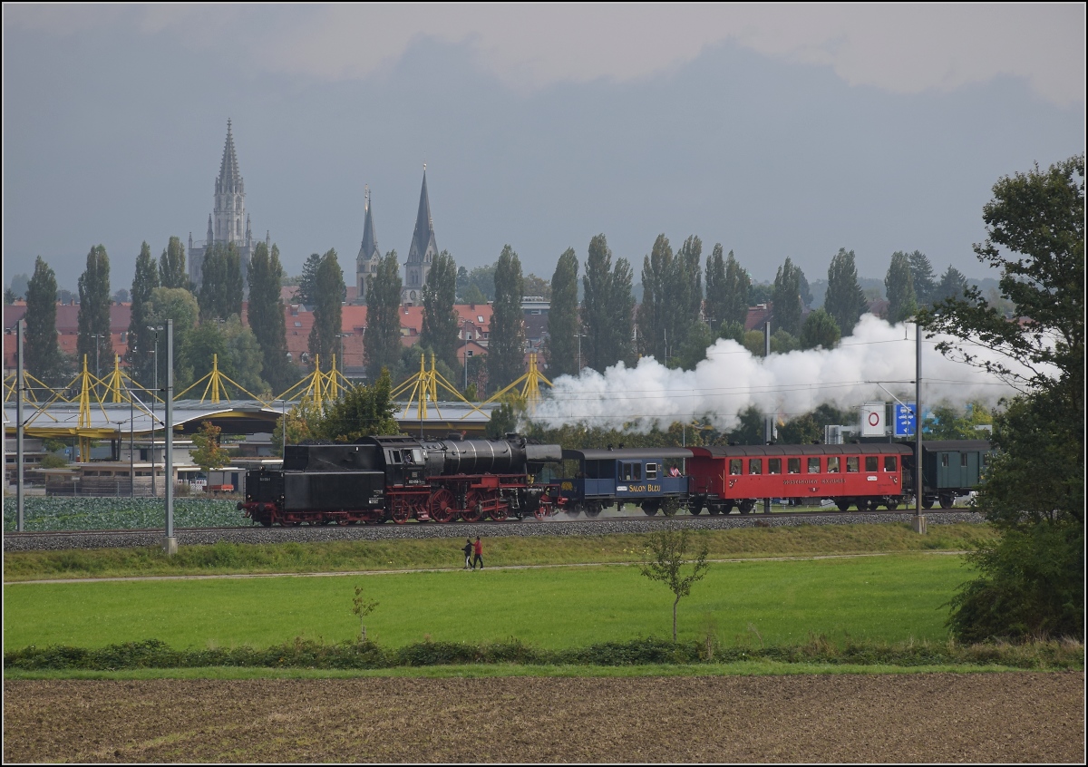 Uferdampffahrten mit Aushilfskraft 23 058.

Hier wird noch auch Kreuzlingen raus kräftig beschleunigt Richtung Tägerwilen-Gottlieben. Im Hintergrund das Münster Konstanz. Tägerwilen, September 2021.