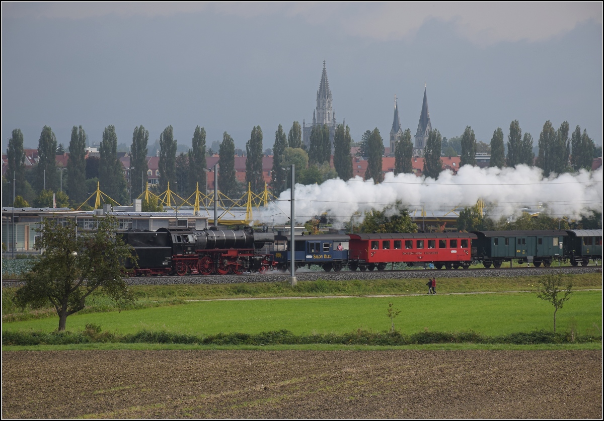 Uferdampffahrten mit Aushilfskraft 23 058.

Motiv verdeckt, aber ein Mostapfelbaum ist beim  Mostindienexpress keine Verdeckung des Motivs. Tägerwilen, September 2021.