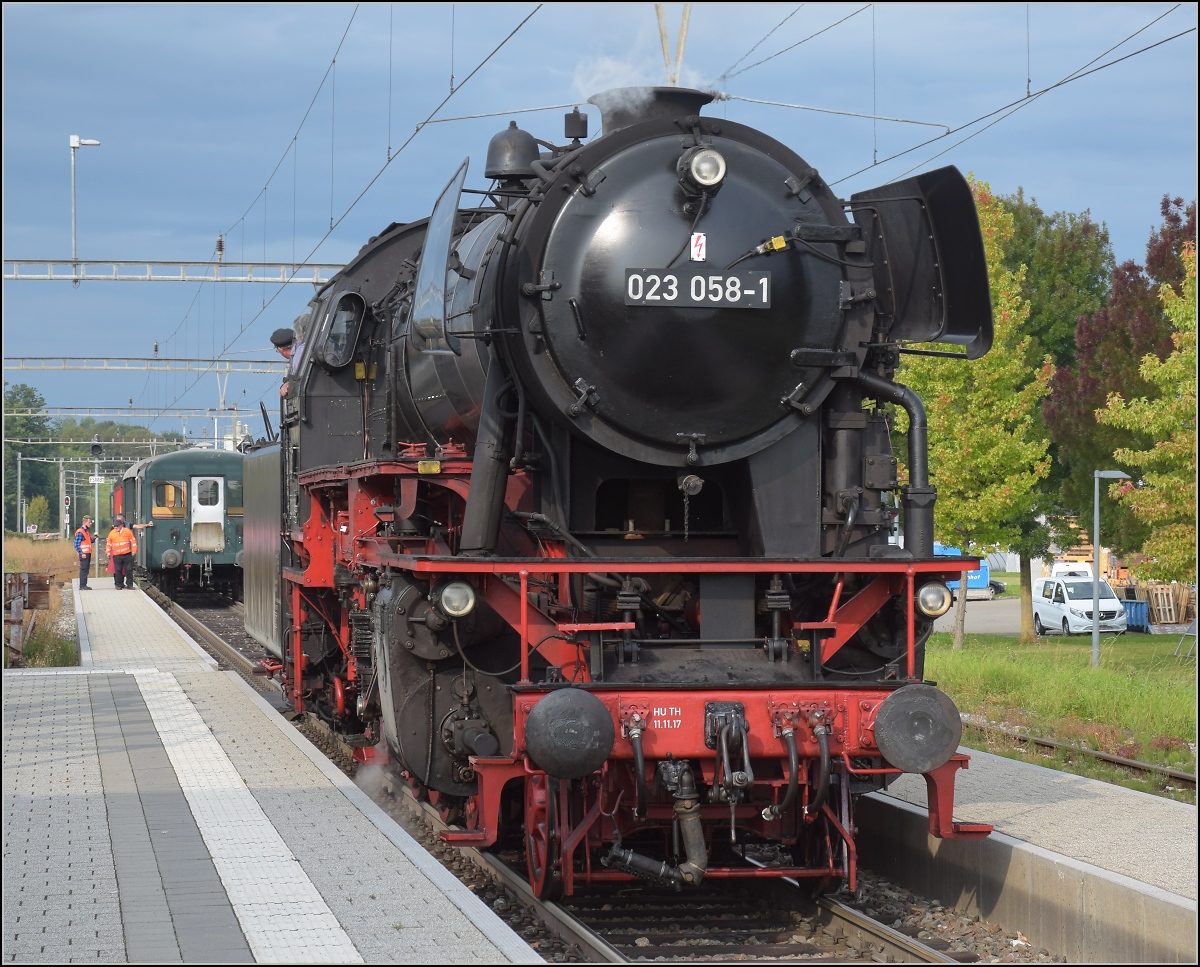 Uferdampffahrten mit Aushilfskraft 23 058.

Umsetzen für die Rückfahrt in Tägerwilen, September 2021.