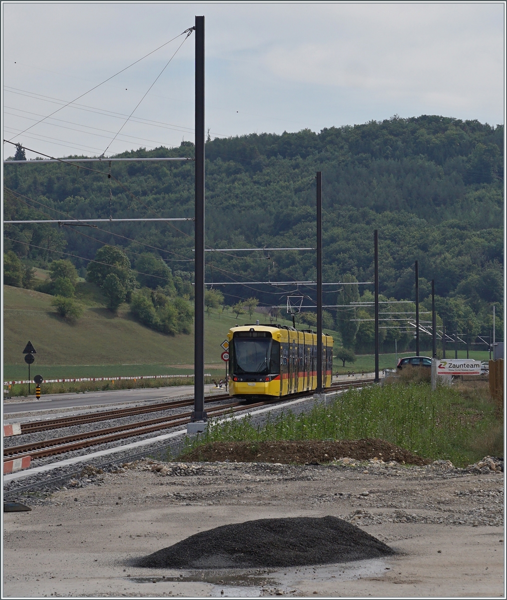 Umgespurt, ab morgen (11.12.22) verkehren wieder Züge im Waldenburgertal; die Strekce ist umgespurt und die neuen gelben Züge sind bereit, dass zumindest ein provisorischer Betrieb angeboten werden kann. Das Bild zeigt einen Testzug bei Bubendorf.

30 Aug. 2022