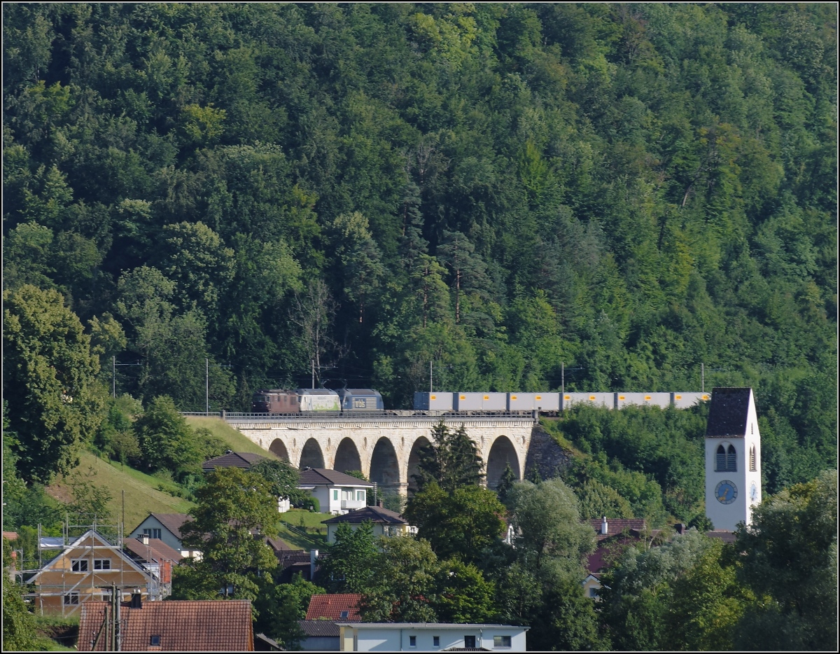 Umleiterverkehr auf dem Läufelfingerli. Re 425 172, Re 465 008  Berggemeinden  und Re 465 010 führen einen längeren Güterzug richtung Basel. Rümlingen, Juli 2018.
