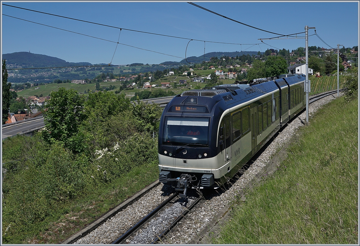 Und auf der Rückfahrt: Der MVR ABeh 2/6 7504  VEVEY  zwischen Planchamp und Châtelard VD und Planchamp auf der Fahrt von Sonzier nach Montreux.

21. Mai 2020