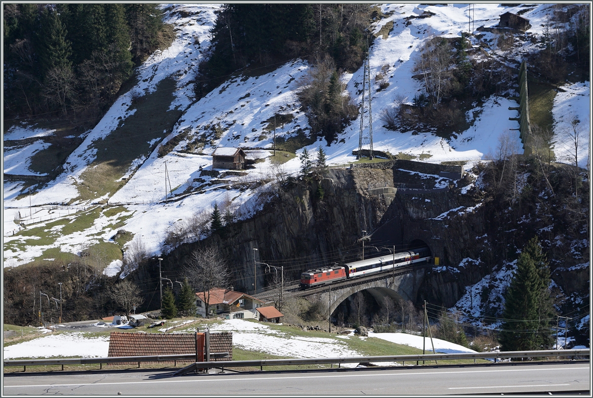 Und kurz darauf fährt die SBB Re 4/4 II 11196 mit dem IR 2320 von Locarno nach Basel aus dem Wattinger Kehrtunnel. 
17. März 2016