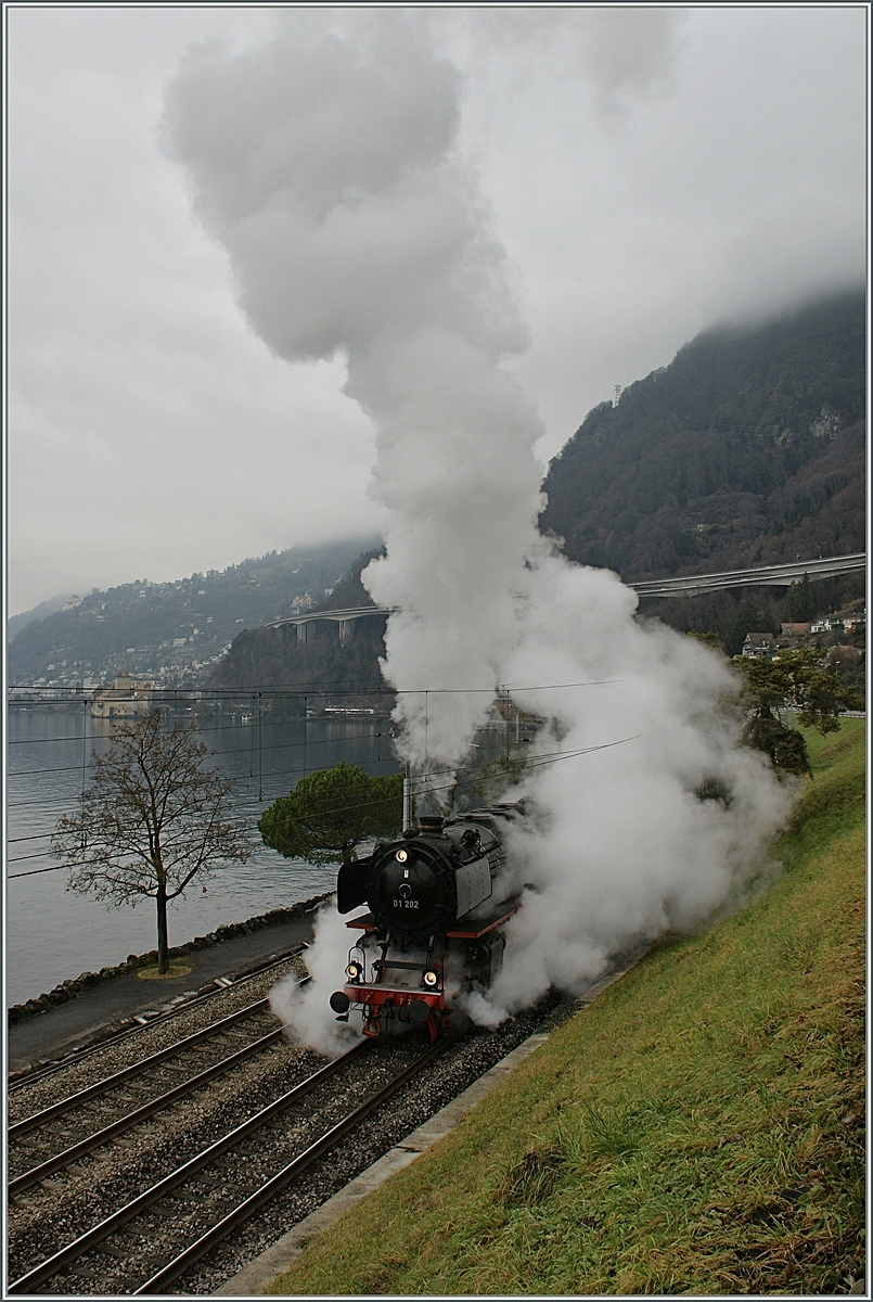 Und weiter geht die Fahrt der faszinierenden 01 202.
Bei Villeneuve, den 18. Jan. 2017