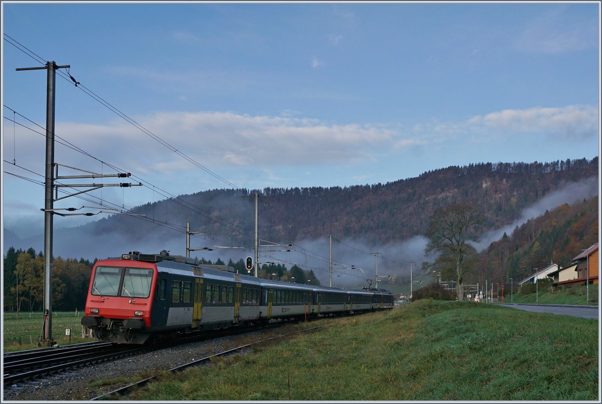 Und weiter geht die Fahrt: der RE 18122 verlässt Noiraigue in Richtung Traver. 

5. Nov. 2019
