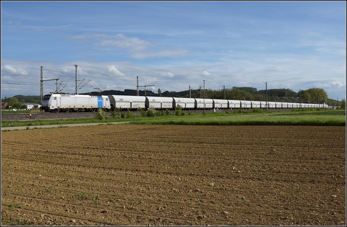 Ungewöhnliche Farbgebung für einen Güterzug. 186 436 der Railpool mit offenen Schüttgutwagen aus Basel richtung Karlsruhe. Schliengen, April 2018.