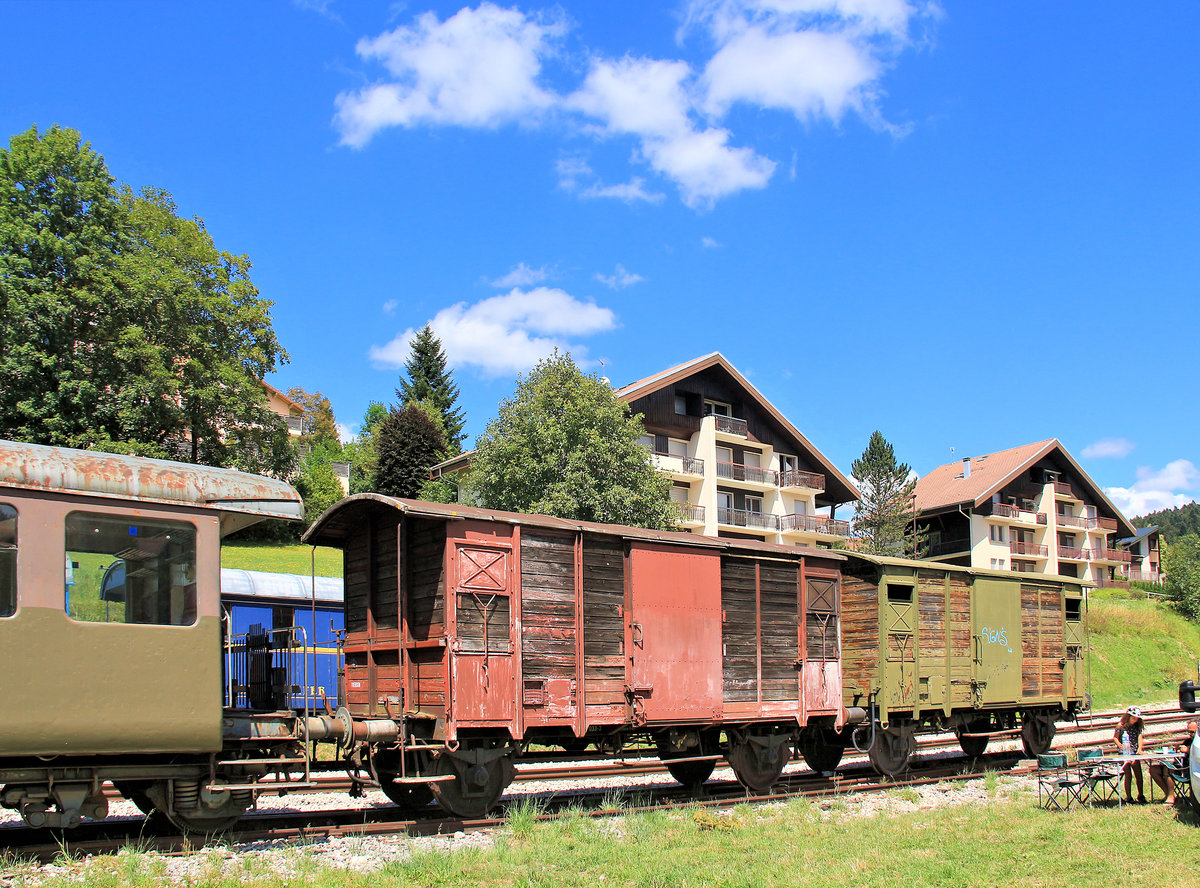 Unscheinbar und doch historisch sind diese beiden ex-SBB K2 Güterwagen. Links davon ein einstiger EBT-Personenwagen. 11.August 2018 