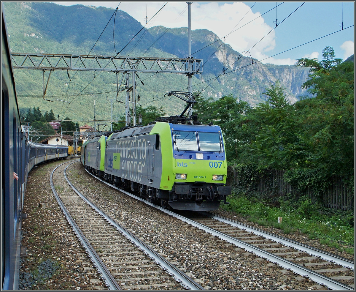 Unser IR von Doomodossola nach Brig �berholt in Varzo eine von BLS Re 485 gef�hrte RoLa. 
5. Augsut 2014