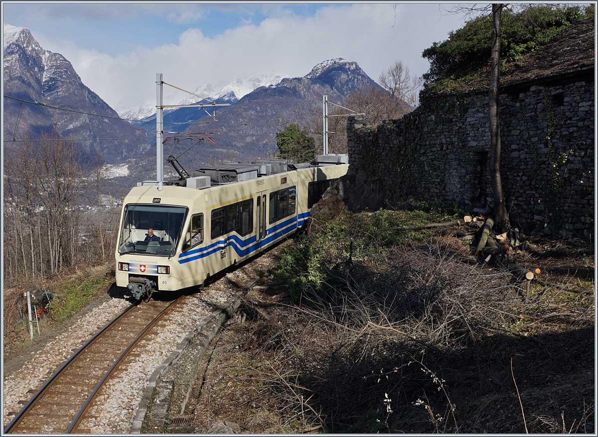 Unterhalb von Trontano zeigte sich der FART ABe 4/6 45 als  Centovalli-Express  120 unterwegs von Locarno nach Domodossola.
1. März 2017