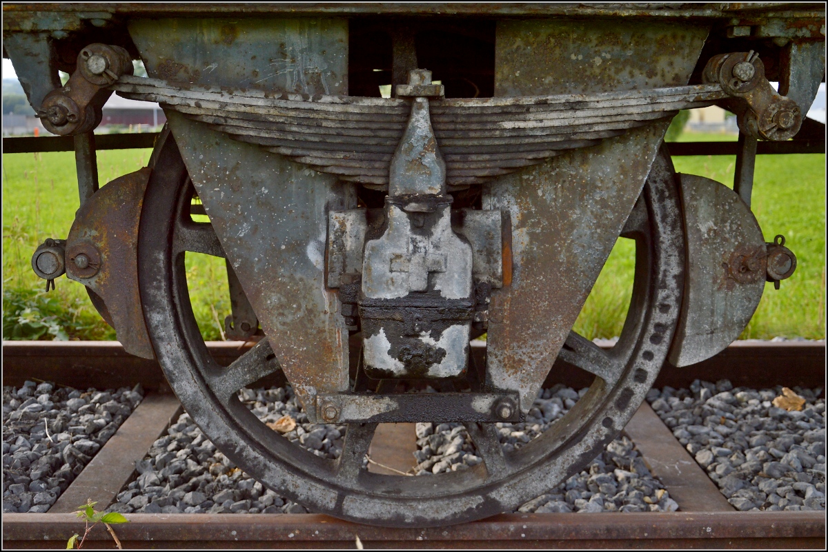 Unterschiedliche Achslager am Güterwagen M4 257, Achslager mit dem Label der Gotthard-Bahn. Frauenfeld, Juli 2014.