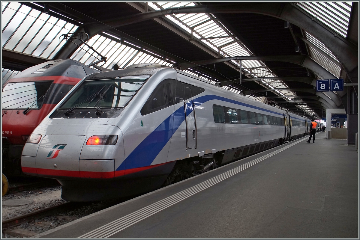 Venezia, Firenze, Stuttgart und Genève waren die Ziele der ETR 470, nun pendeln sie noch zwischen Zürich und Milano; doch ihr Einsatz neigt sich unwiderruflich dem Ende entgegen.
Zürich, den 1. Dez. 2015