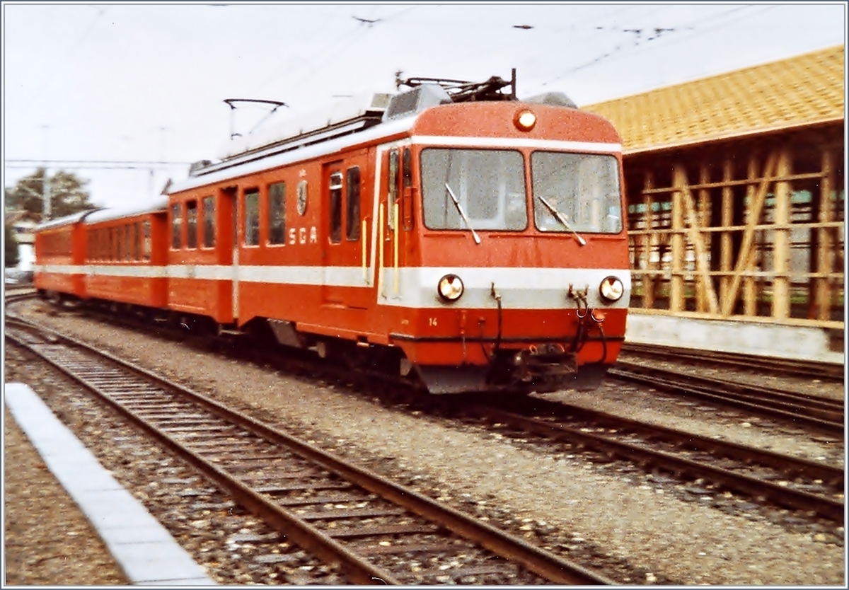 Verkehren auch heute noch, wenn auch nur noch wenige Tage: die SGA BDeh 4/4 11 -15. Doch als diese Aufnahme entstand waren diese Triebzüge praktisch fabrikneu (Baujahr 1983 FAA, SLM und BBC).
Der BDeh 4/4 14  Gais  in Appenzell  
110 Film / Sept. 1983