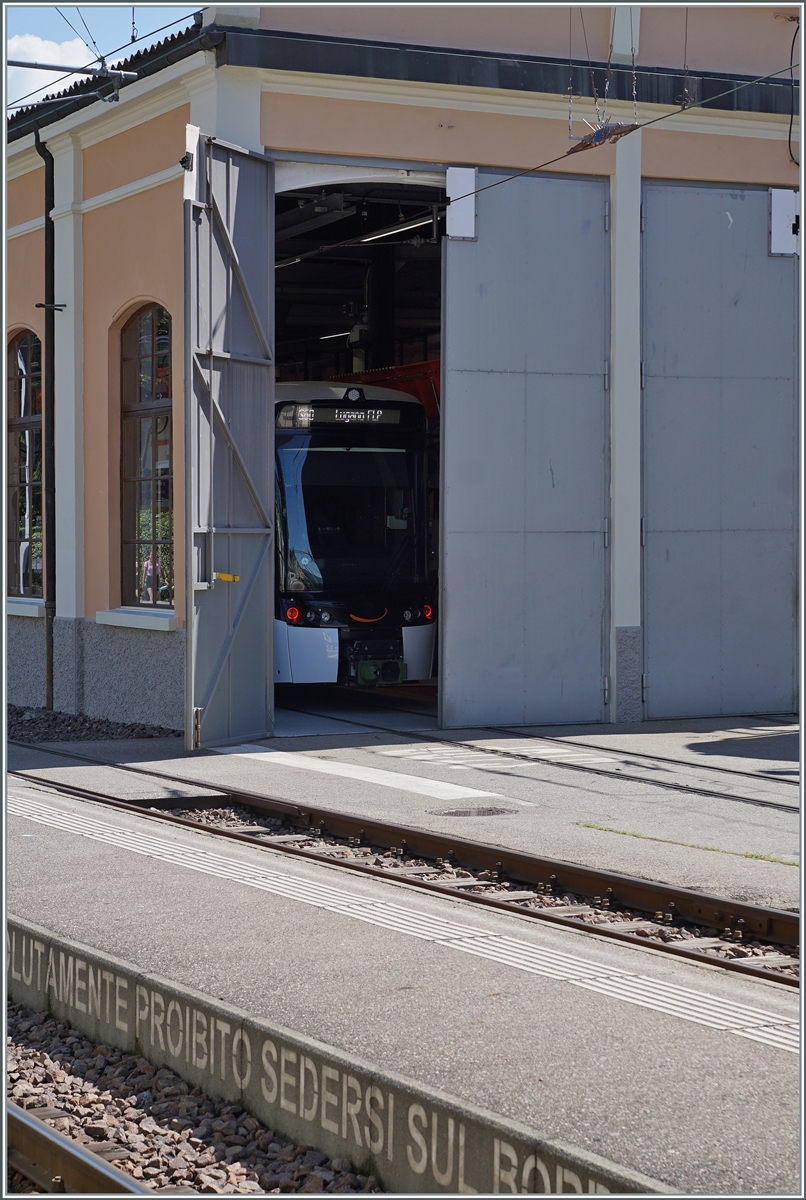 Versteckt aus dem Dépôt lächelt ein neuer FLP Be 6/8 heraus.

Agno, den 23. Juni 2021