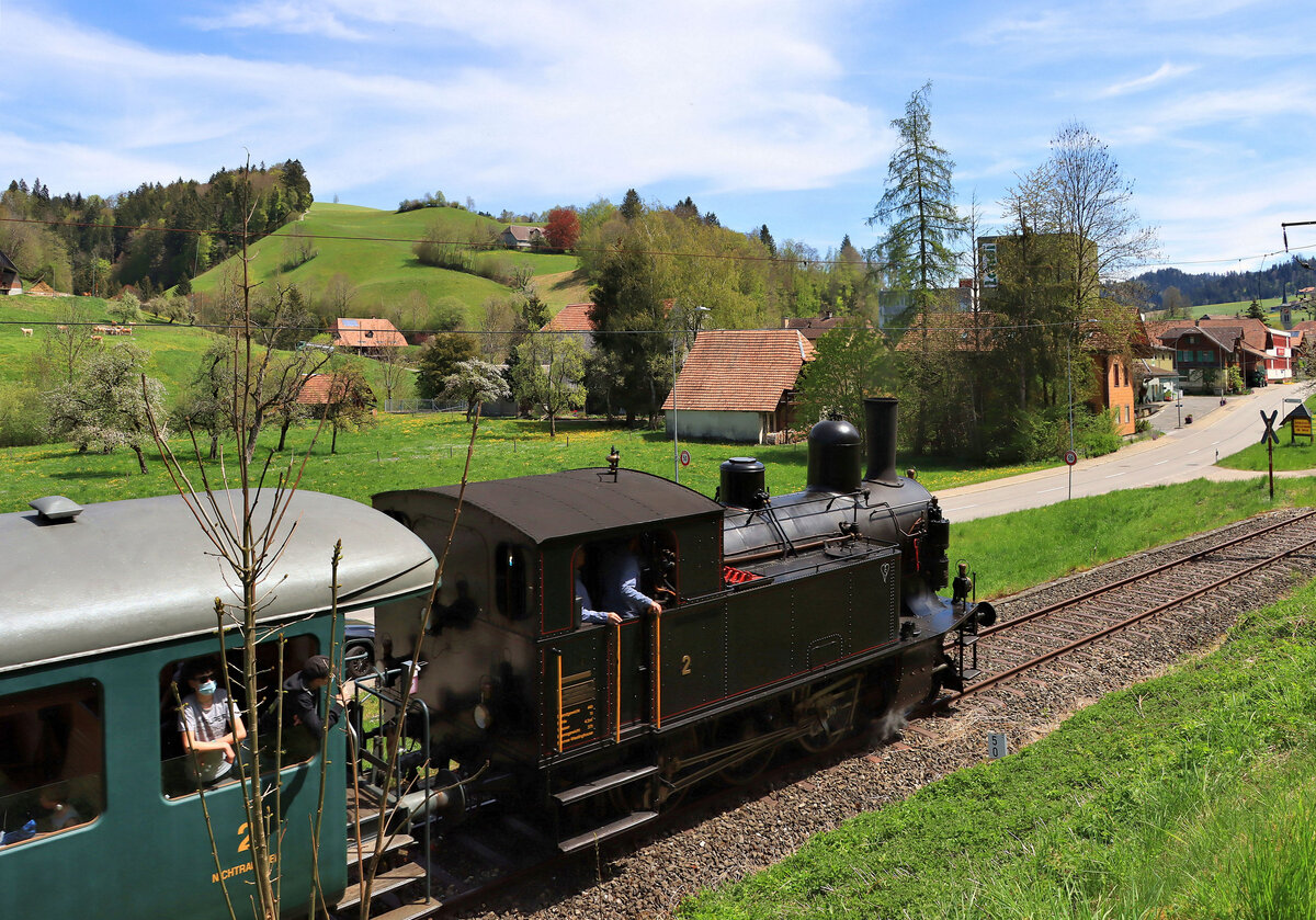 VHE Lok Ed 3/4 2 nimmt noch einen letzten Anlauf für die Einfahrt in Wasen im Emmental. Nach beinahe 30 Jahren ist das Eisenbahnleben hier zurück. 9.Mai 2021