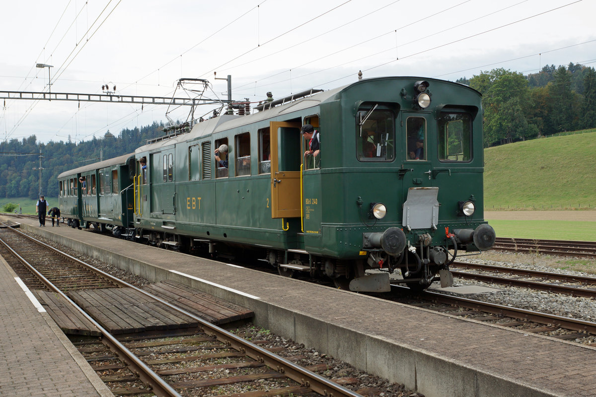 VHE/ Verein Historische Eisenbahn Emmental:
Anlässlich der Huttwiler Dampftage 2016 fand am 1. Oktober ein interessantes Triebwagentreffen statt.
Jungfernfahrt des frisch aufgearbeiteten ABDi 722 mit dem VHE BDe 2/4 240, ehemals EBT, auf der Museumsstrecke Sumiswald-Huttwil.
Foto: Walter Ruetsch