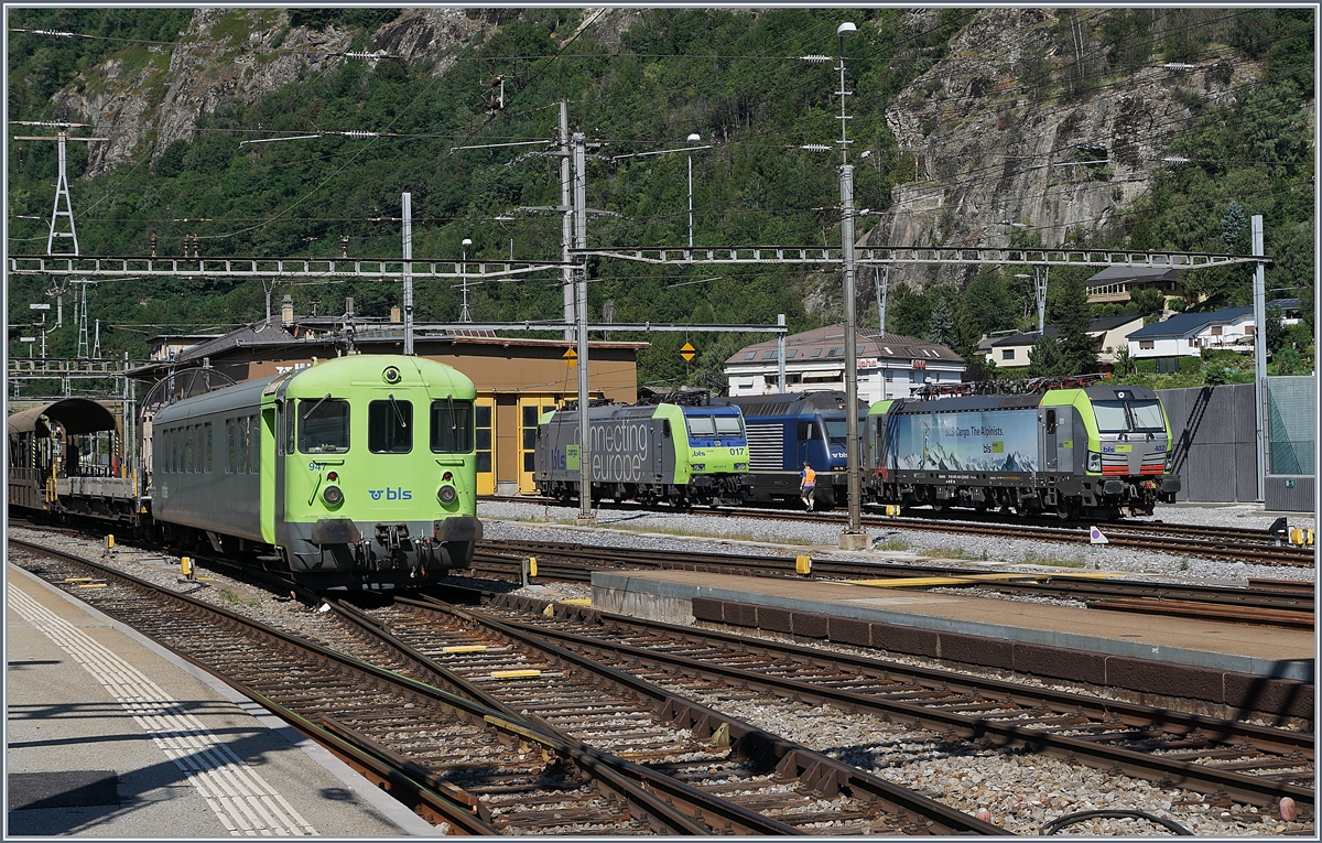 Viel BLS in Brig: der Steuerwagen des Tunnenautozugs Iselle - Kandersteg, die Re 485, Re 465 und Re 475.
22. Juli 2017